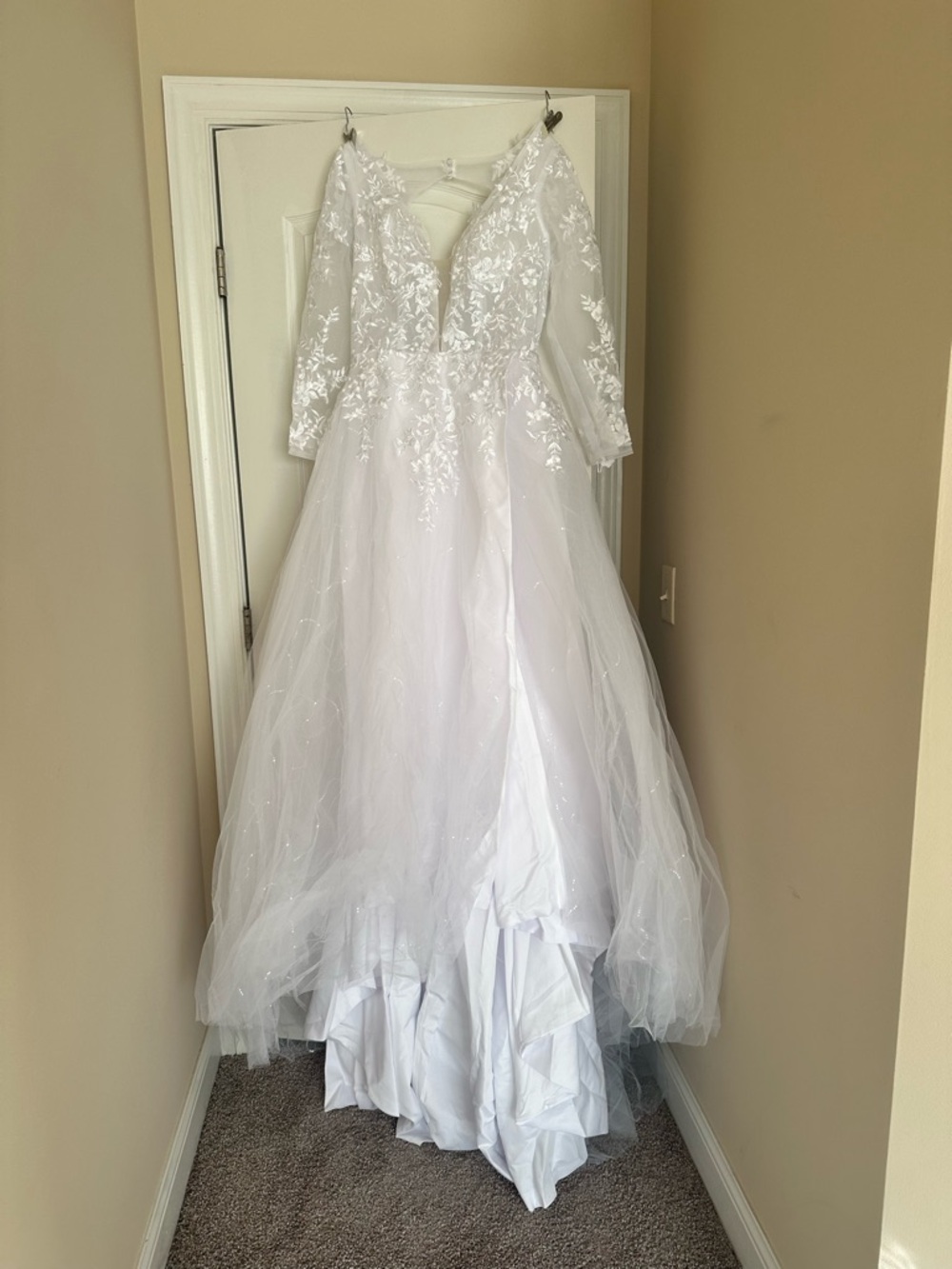 Elegant White Lace Appliqué Ball Gown Wedding Dress